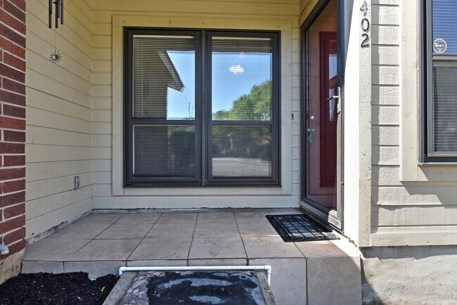 Building Photo - 3404-3404 Ridge Ash