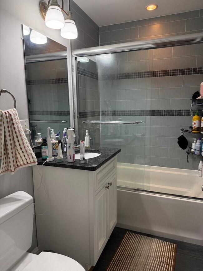 Building Photo - No Brokers Fee, One Months Rent-Free, Luxury Finishes, In-Unit Washer and Dryer, Central Heat/AC