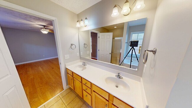 Building Photo - Open Floor Plan with Fenced Back Yard in L...