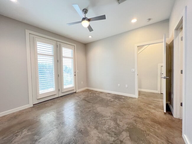 Building Photo - 1205 Kinney Ave
