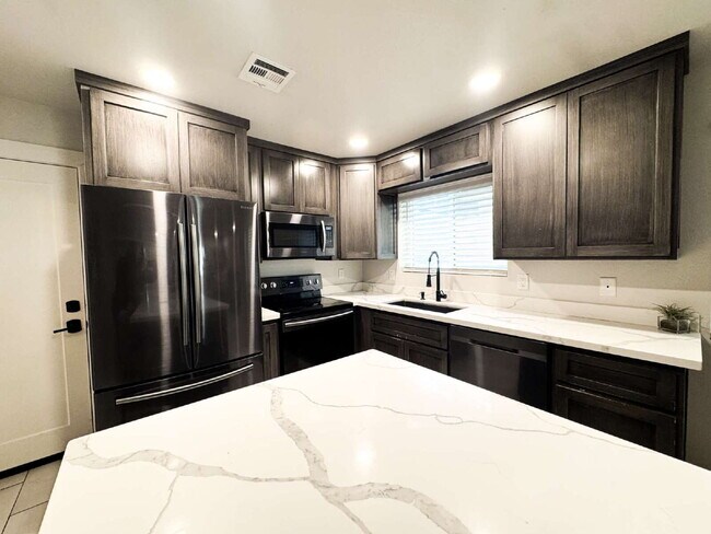 Building Photo - "Newly Renovated 3-Bed, 2-Bath Condo in Yuma!"