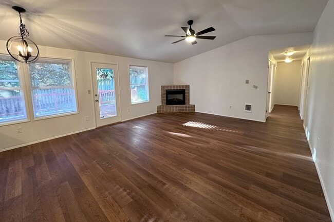 Building Photo - Nice 3 bd Rambler Availalbe for move in Oc...