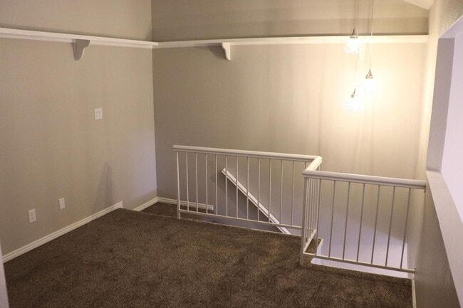 Building Photo - Beautiful remodeled 3 bedroom 2.5 bathroom...