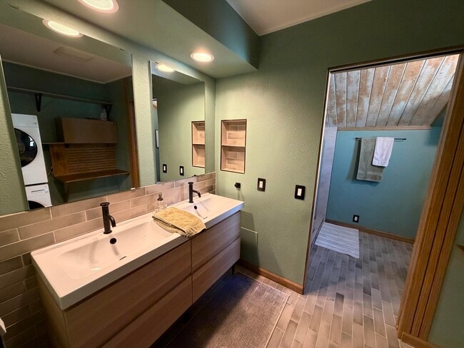 Building Photo - 462 Sunningdale Dr