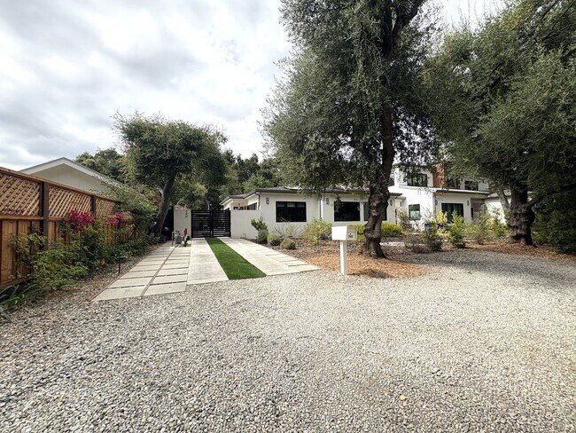 Building Photo - Bright, Modern & Beautiful – 3BR Home in M...