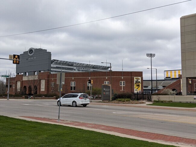 Building Photo - FALL 2026 AVAILABILITY!!!  2-bedroom, 1-bath apartment across from Kinnick and UIHC