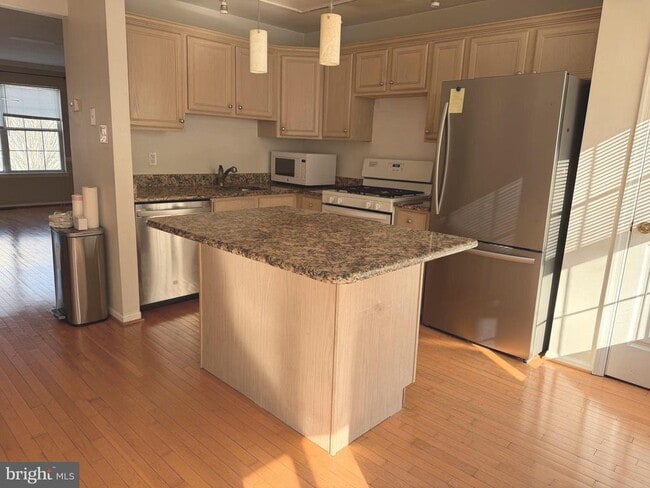 Building Photo - 20 Emandan Ln