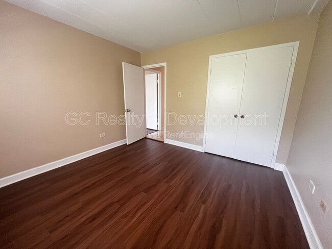 Building Photo - 6160 N Damen Ave