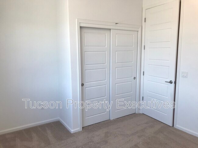 Building Photo - 10918 W Yates Ln