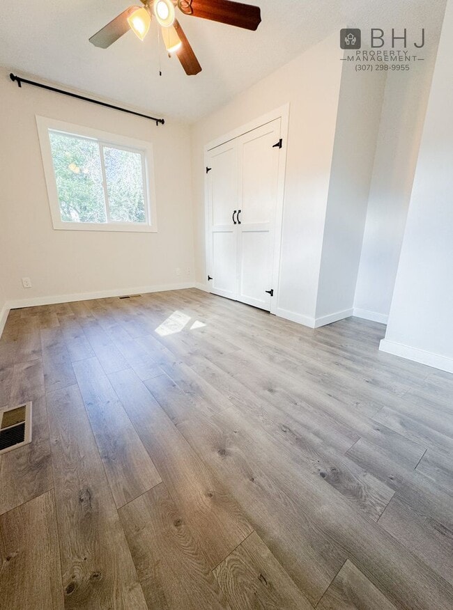 Building Photo - DOG FRIENDLY, 3 BED/ 1.5 BATH SINGLE FAMIL...