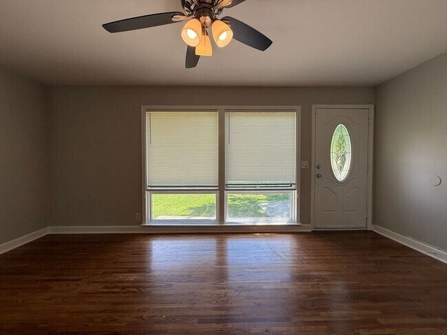 Building Photo - Lovely and Spacious Home in South Nashville - Garage and Fenced in Yard