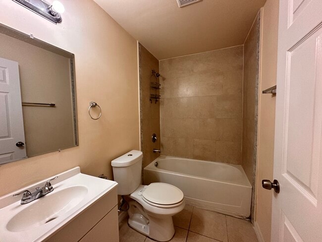 Building Photo - 1405 SE 10th Terrace