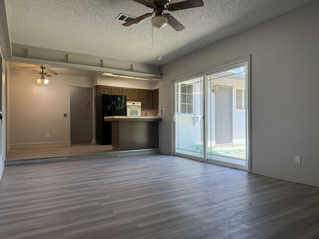 Building Photo - 3 bedroom/2 bathroom home AVAILABLE NOW!!!!