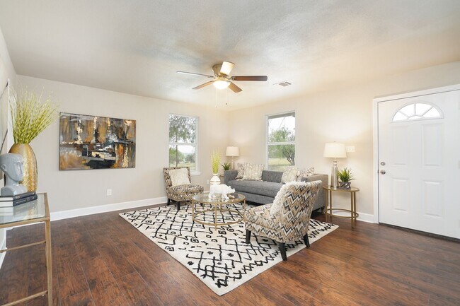 Building Photo - 3 bedroom 2 bath less than a mile from Fort Sam AFB!