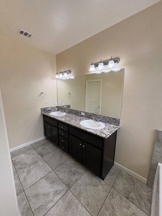 Building Photo - SE Visalia home Available Now!