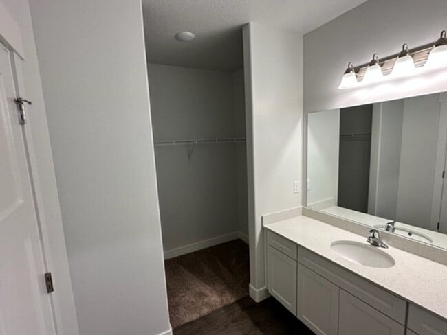 Building Photo - Gorgeous Condo!