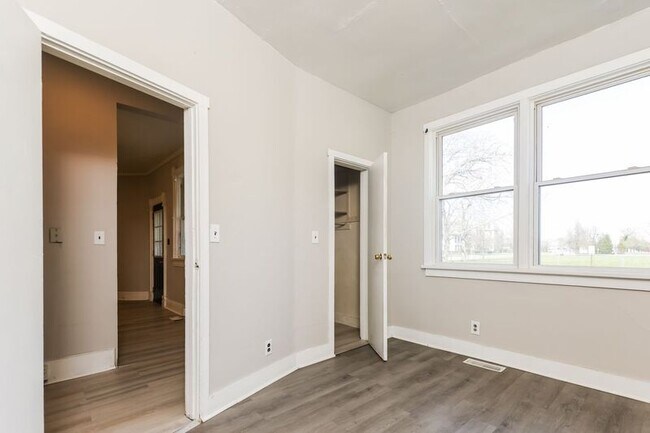 Building Photo - 902-904 1/2 S Limestone St.