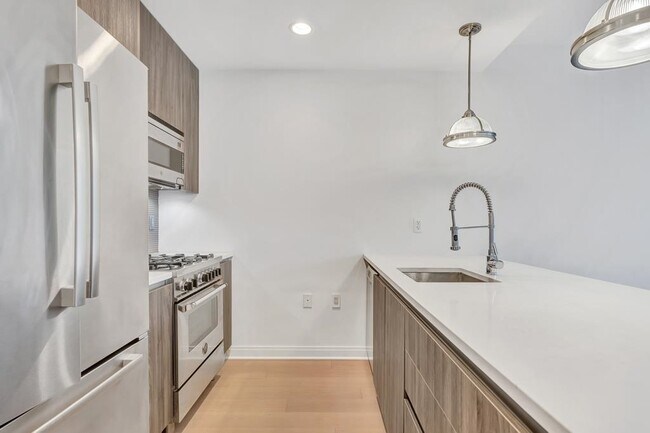 Building Photo - 160 1st St