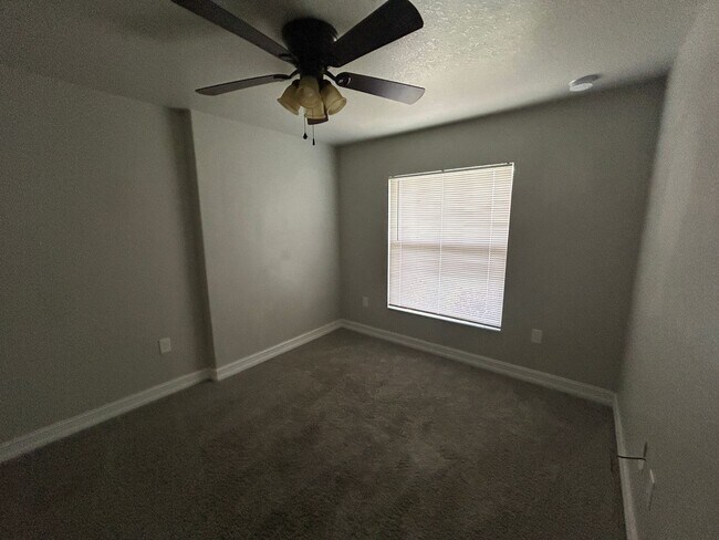 Building Photo - Stunning  3 bedroom 2 bathroom single family home.
