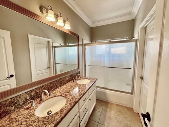 Building Photo - $3,500 Private pool, Solar Panels, 5 Bed, ...