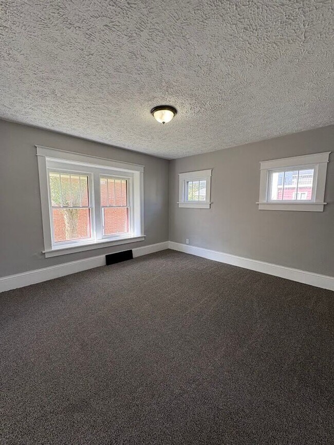 Building Photo - Four bedroom one bathroom home for rent