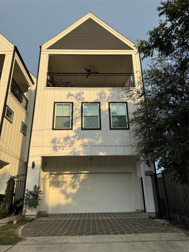 Primary Photo - 412 N Live Oak St