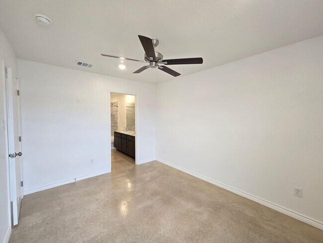 Building Photo - HUGE RENT REDUCTION & AMAZING MOVE IN SPECIAL!