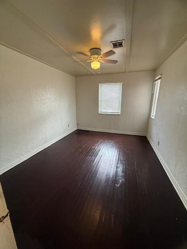 Building Photo - 2 Bed 1 Bath Duplex For Lease NOW!