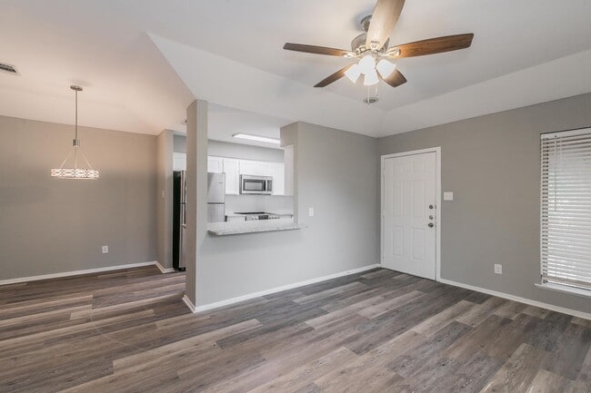 Building Photo - COMING SOON! FULLY REMODELED 2 bedroom, 2 ...