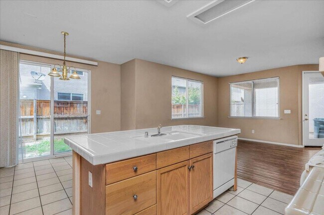 Building Photo - Spacious 4 Bedroom Home in North Clovis Gated Community