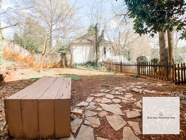 Building Photo - Short Walk to Downtown Greenville