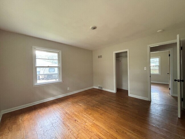 Building Photo - 3 Bed/ 1 Bath - Single Family Home