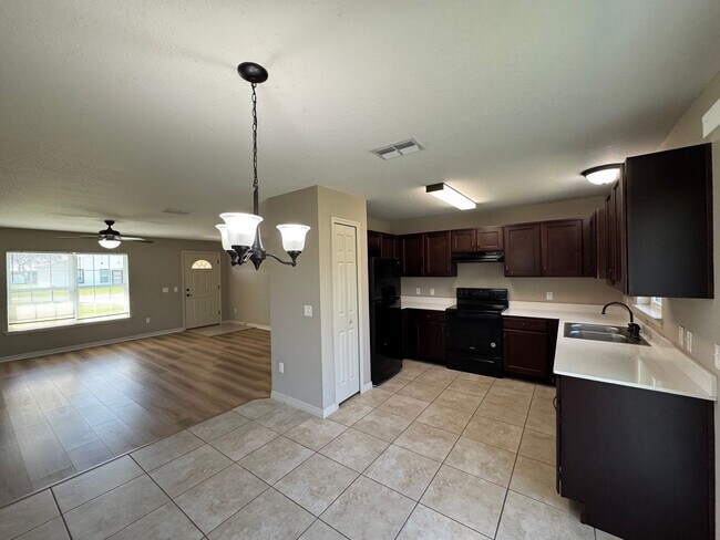 Building Photo - Stylish 3BR/2BA Home with New Vinyl Plank Flooring in Ocala!
