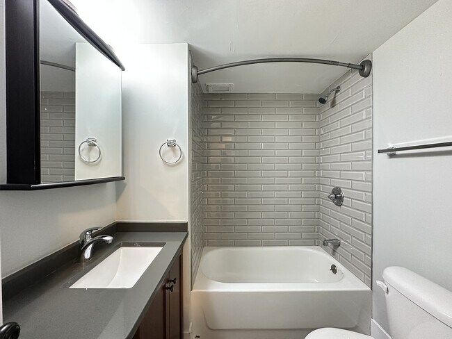 Building Photo - 450 W Wellington Ave