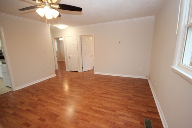 Building Photo - Renovated 2 Bedroom, 1 Bath Single-Family Home