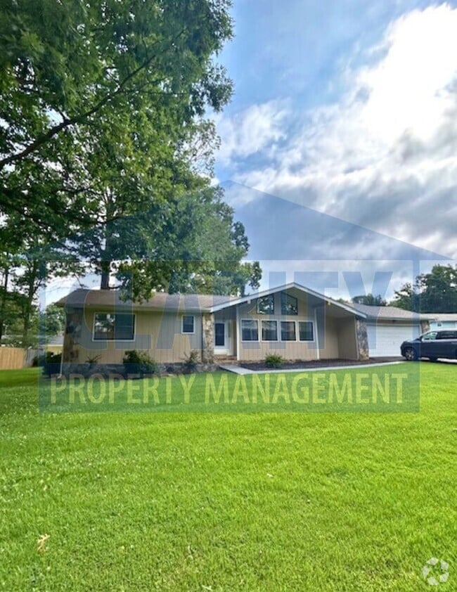 Building Photo - Great one level home with double garage!