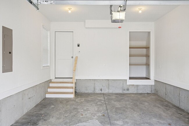 Building Photo - Main St Townhomes