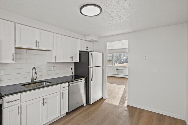 Building Photo - 2 Bed/1 Bath RENOVATED Apartment located i...