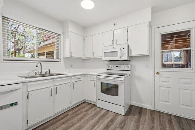 Building Photo - 4 bedroom / 2 bath / Beautifully Updated