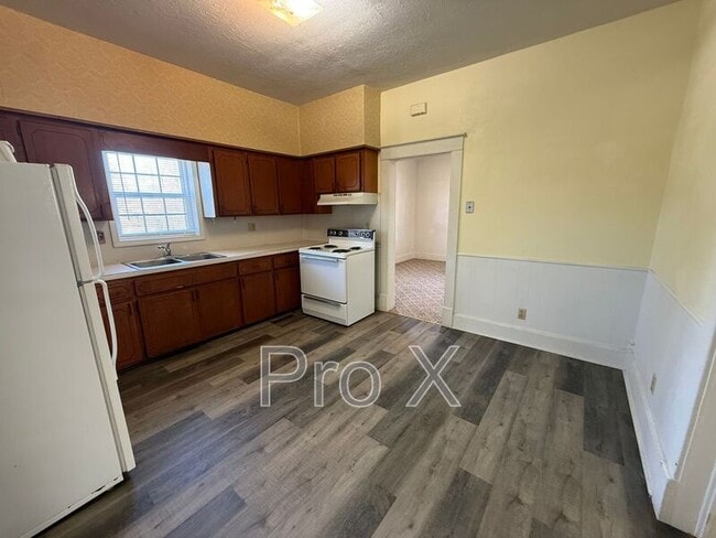 Building Photo - 102 S Connor Ave