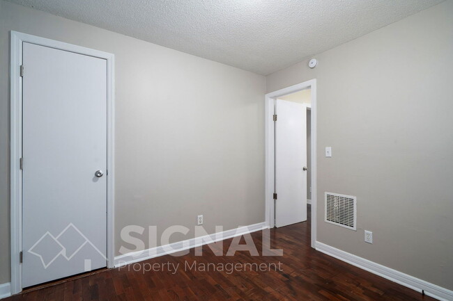 Building Photo - 912 2nd Ave