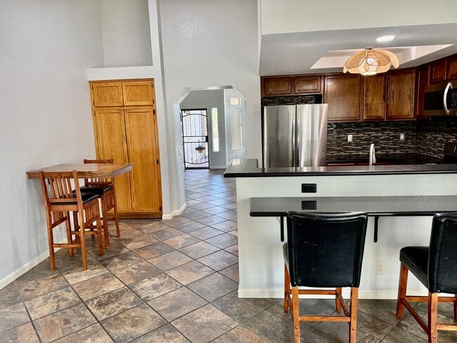 Building Photo - Nice Single Story Home