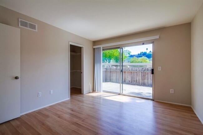 Building Photo - 2049 Haller St