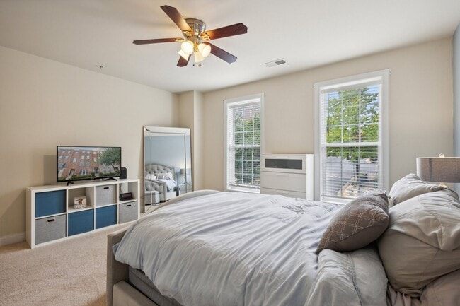 Building Photo - Stunning 2 bed 2.5 bath 2-story condo/townhome