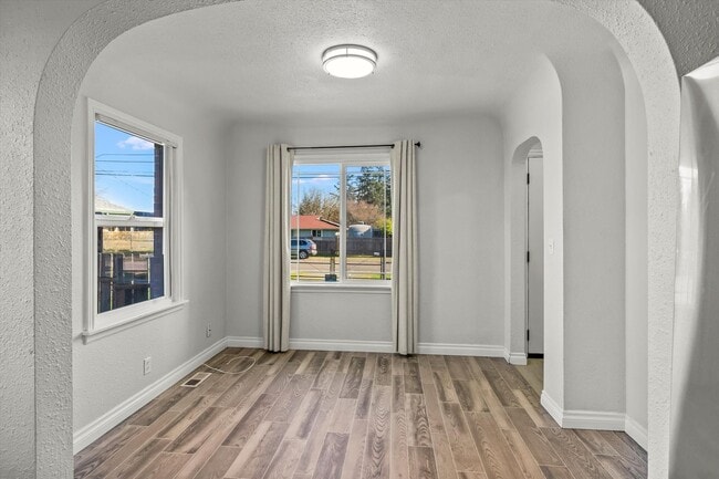 Building Photo - Well-Maintained Tacoma Brick home in Convenient Location