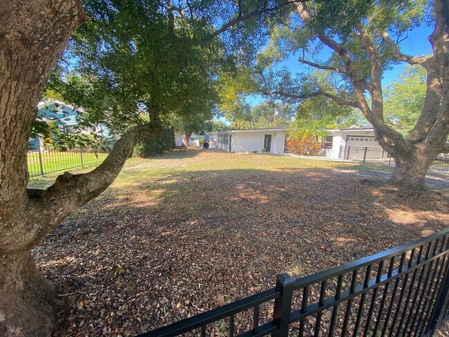 Building Photo - 701 Denton Rd