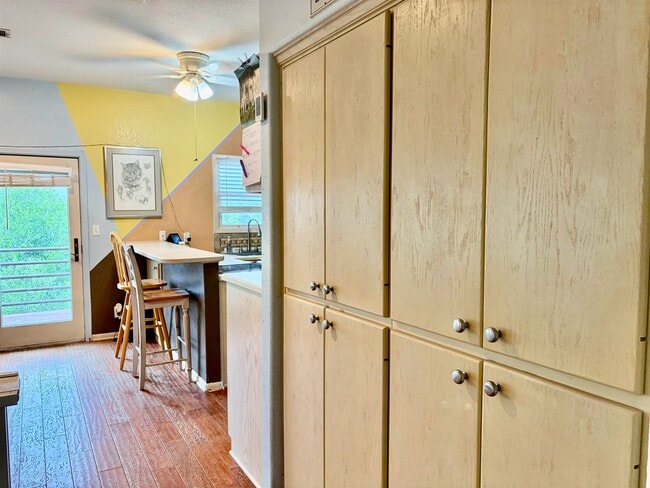 Building Photo - 512 Side Saddle