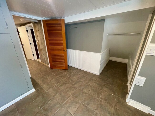 Building Photo - Very Unique 5 Bedroom Home on Large Lot