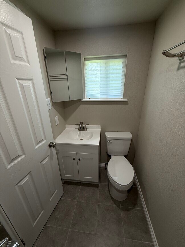 Master bath 2 - 6838 Burkett St