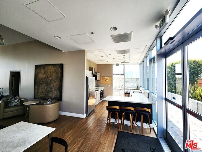 Building Photo - 3785 Wilshire Blvd